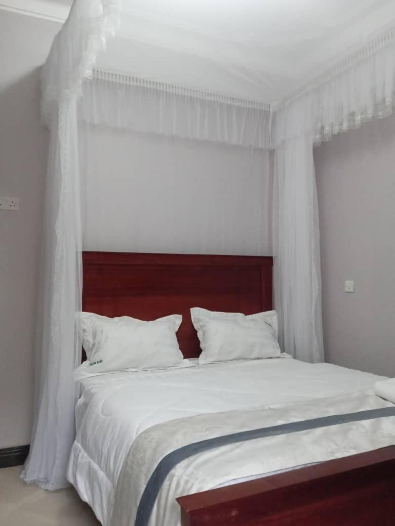 Onyx Motel And Suites Mbarara Екстер'єр фото